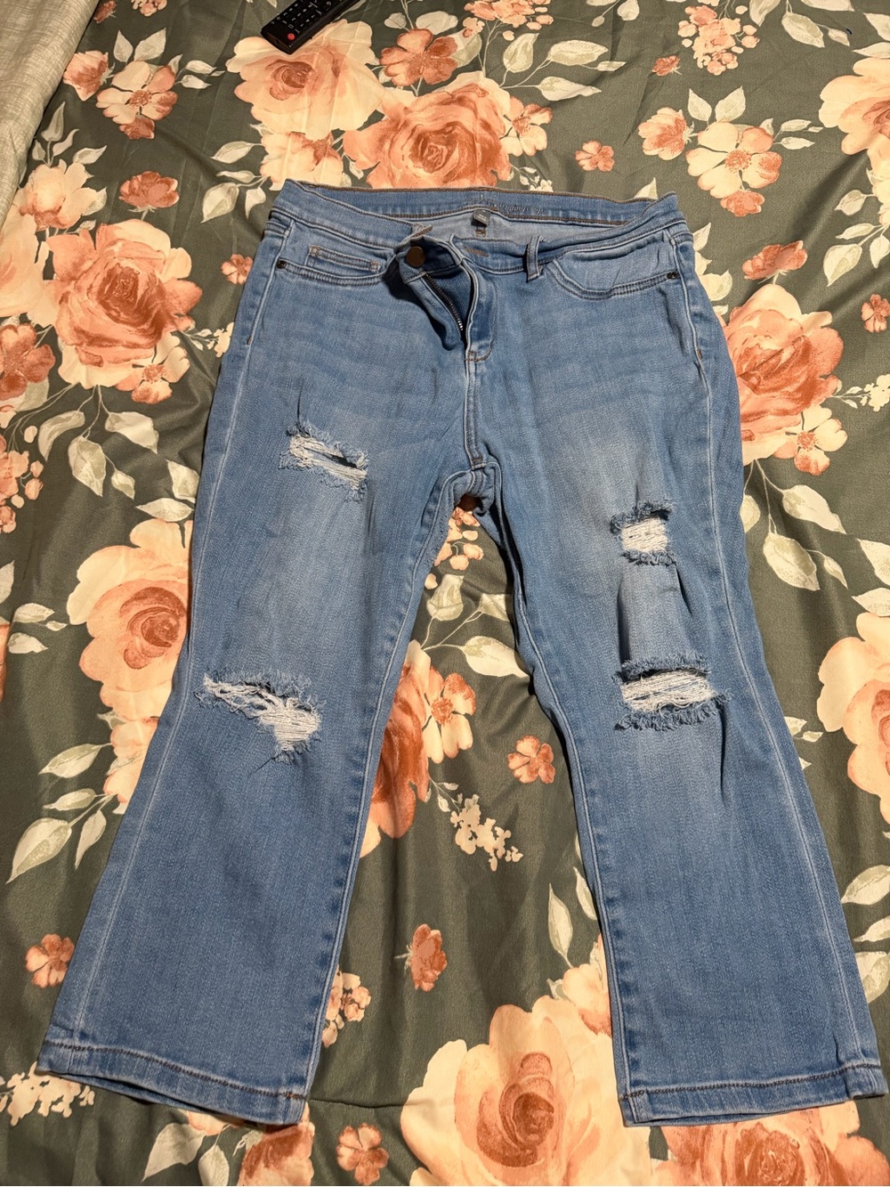 New York & Company Light Blue Distressed Cropped Jeans